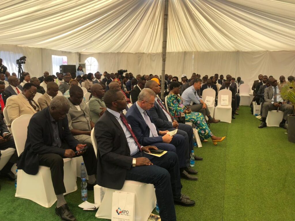  7e édition Expo Béton 2023 : Mwamba, Directeur Général du CEEC, vente la mise en place centre d&rsquo;expertise minérale